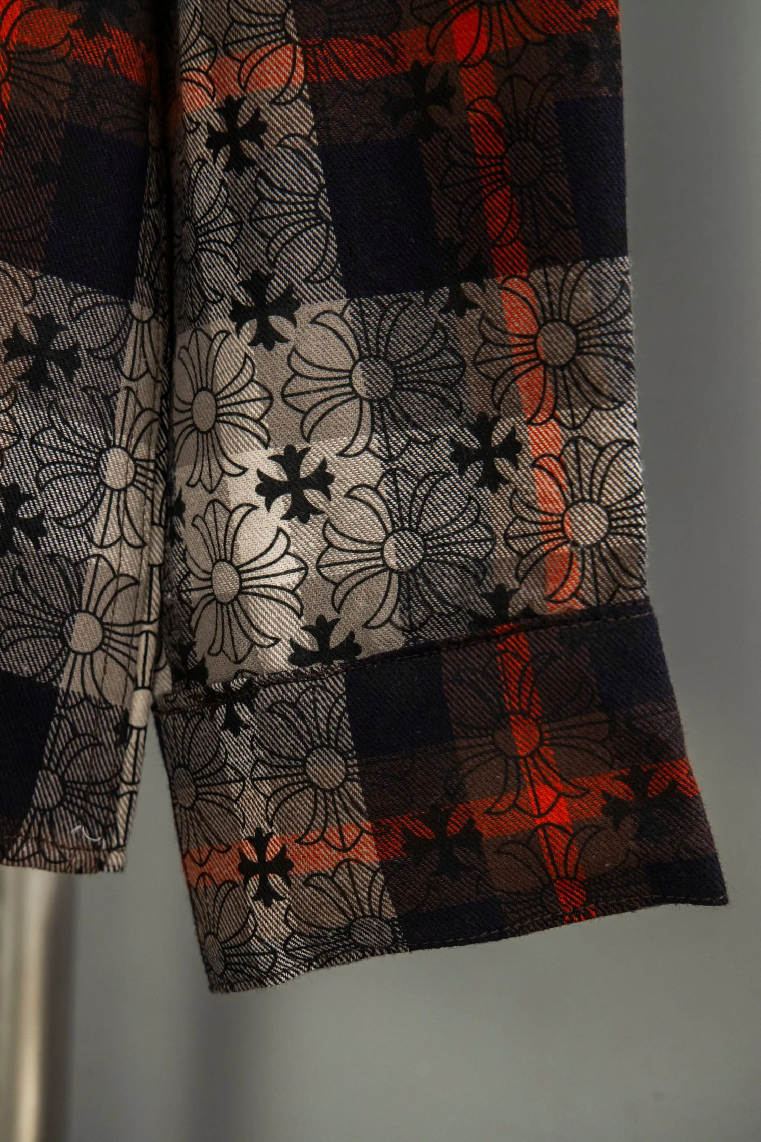 🅿️260 new model number: B132 Chrome Hearts classic cashew flower cross all-over printed jacquard long-sleeved casual shirt 1️⃣Customized original jacquard fabric, high-quality pure cotton jacquard plaid fabric, soft and comfortable to the touch, a very high-quality fabric! 2️⃣The details of the workmanship are perfectly controlled. The lining is made of vest hemming, and the cuffs are made of double cross leather labels. It is different from the ordinary version. The collar is also designed with interlining, which shows high-end fashion and personality. The style is fashionable, simple and elegant, and it is a very versatile jacket! 4⃣️Complete accessories, all customized with original versions! Same style for men and women Color: Cashew Red Size: S, M, L, XL
